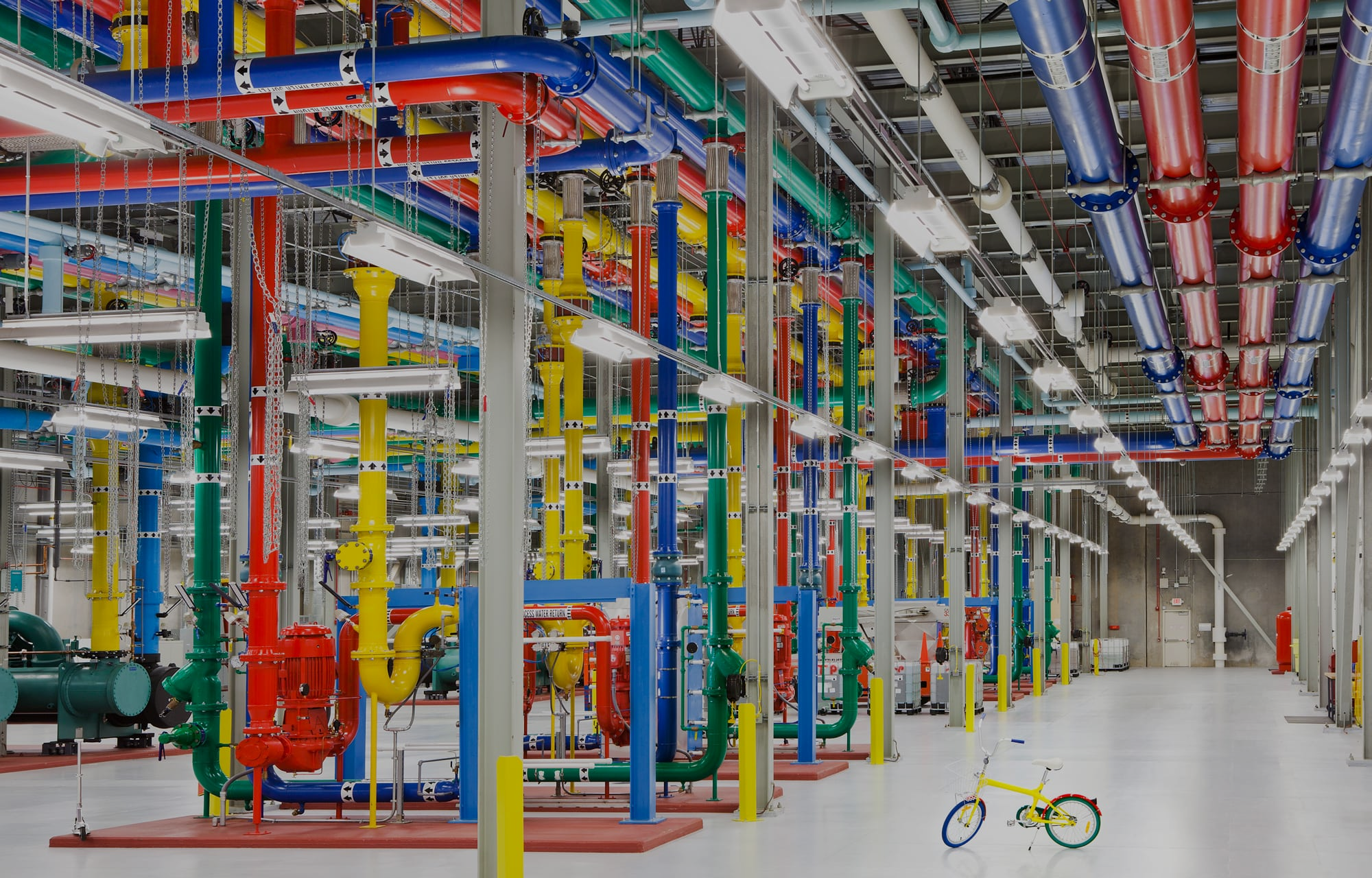 色分けされた配管が並ぶGoogleのデータセンター内部